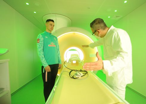 MRT Untersuchung durch die Paracelsus Sportmedizin und Prävention mit Marco Friedl vom 1. SV Werder Bremen