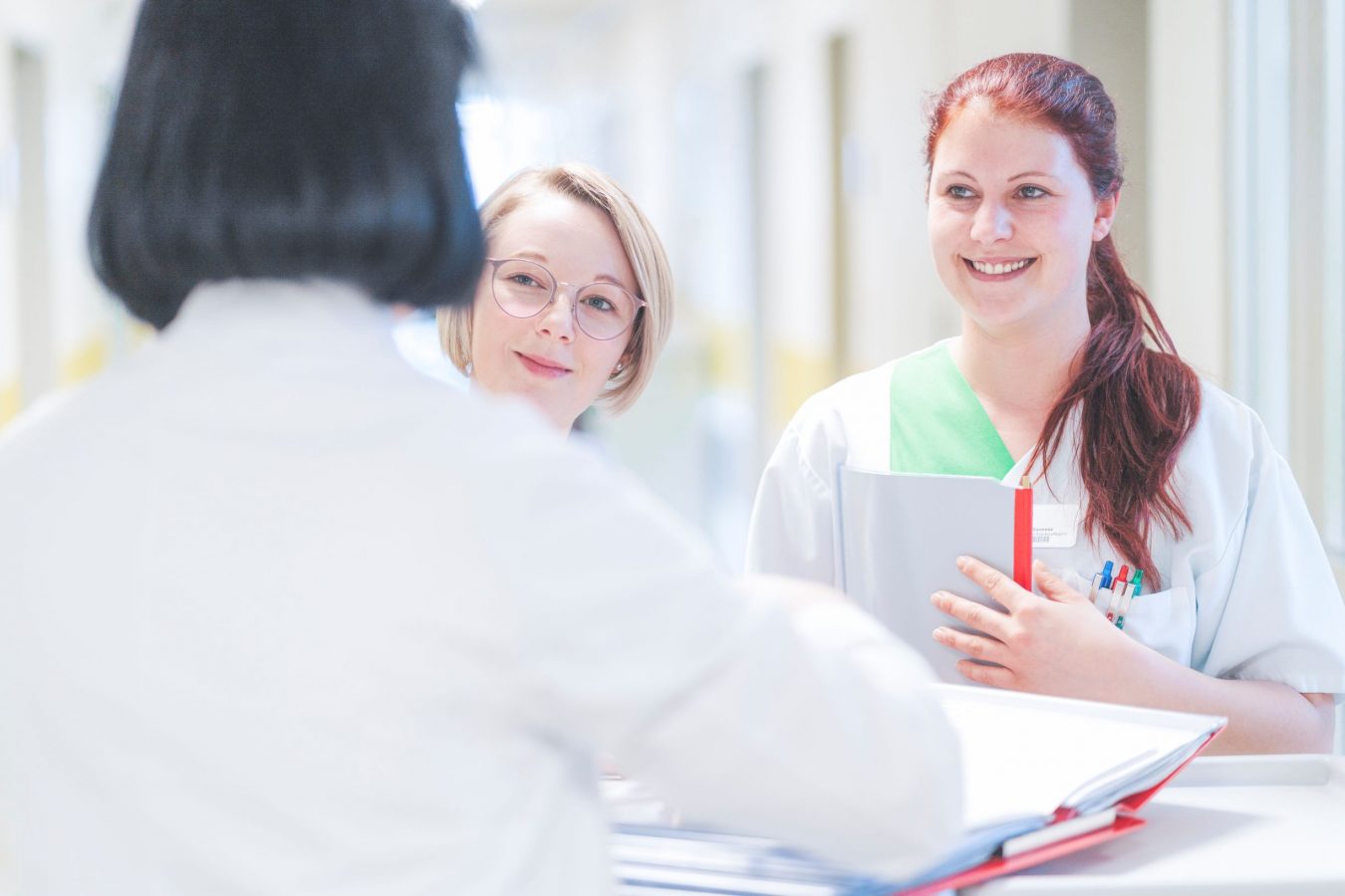 Anspruchsvolle Pflege im Krankenhaus. Als Pflegefachkraft arbeitest du Hand und Hand mit dem Ärzteteam.