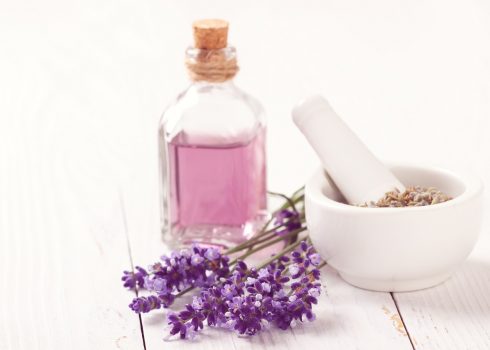 Ätherische Öle bei einer Aromatherapie helfen heilen