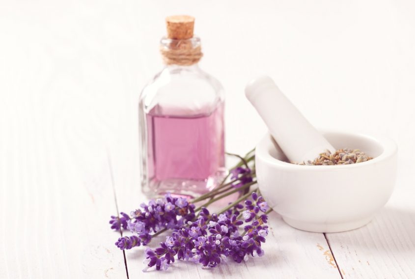 Ätherische Öle bei einer Aromatherapie helfen heilen