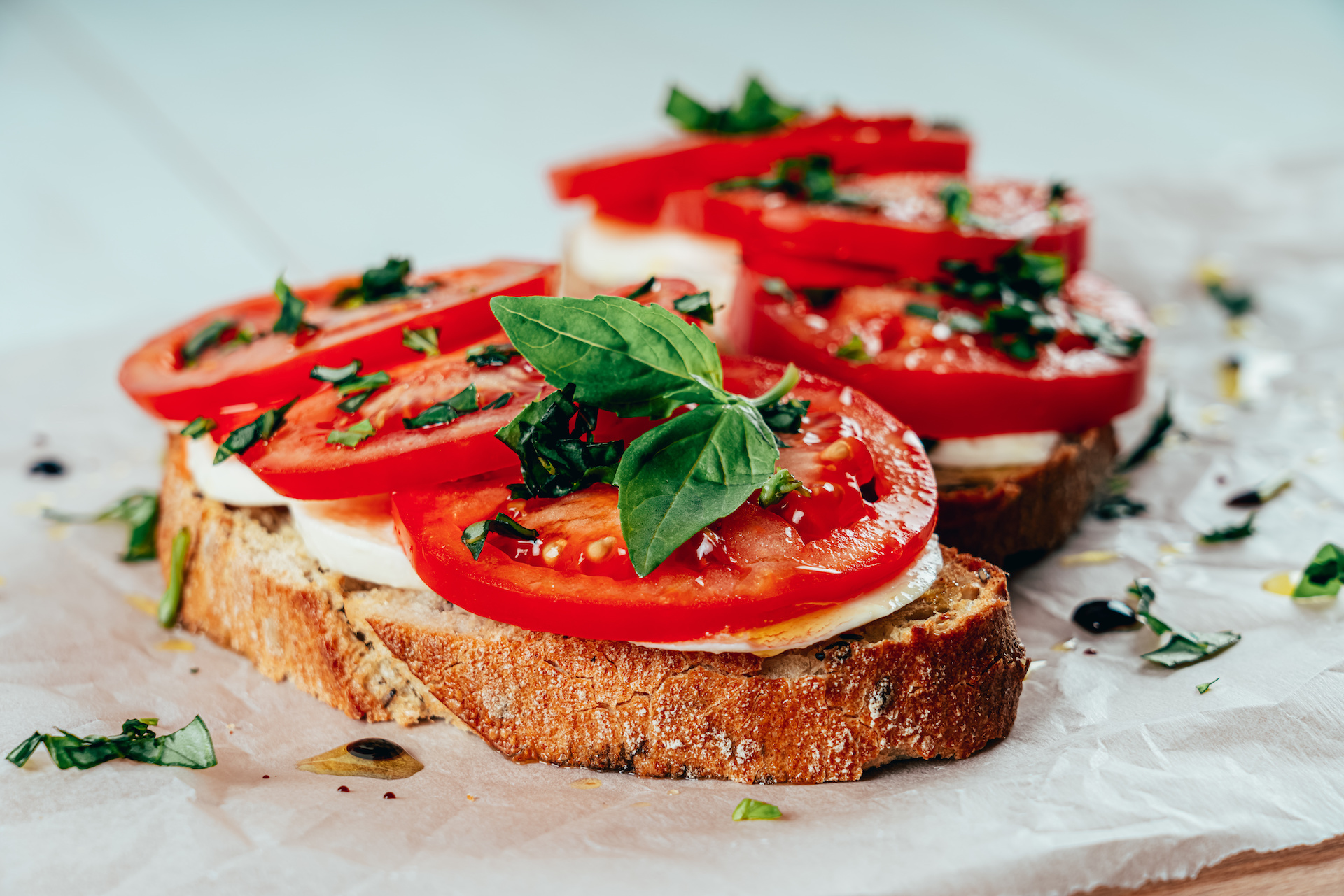 Mediterane Ernährung wie mit abgebildeten Crostini-Carprese in Parkinsonstudien