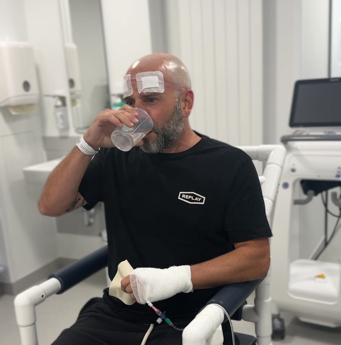 Ein Leben ohne Zittern: Erfolgreicher MRgFUS-Eingriff bei jungem Patienten an der Paracelsus Elena Klinik