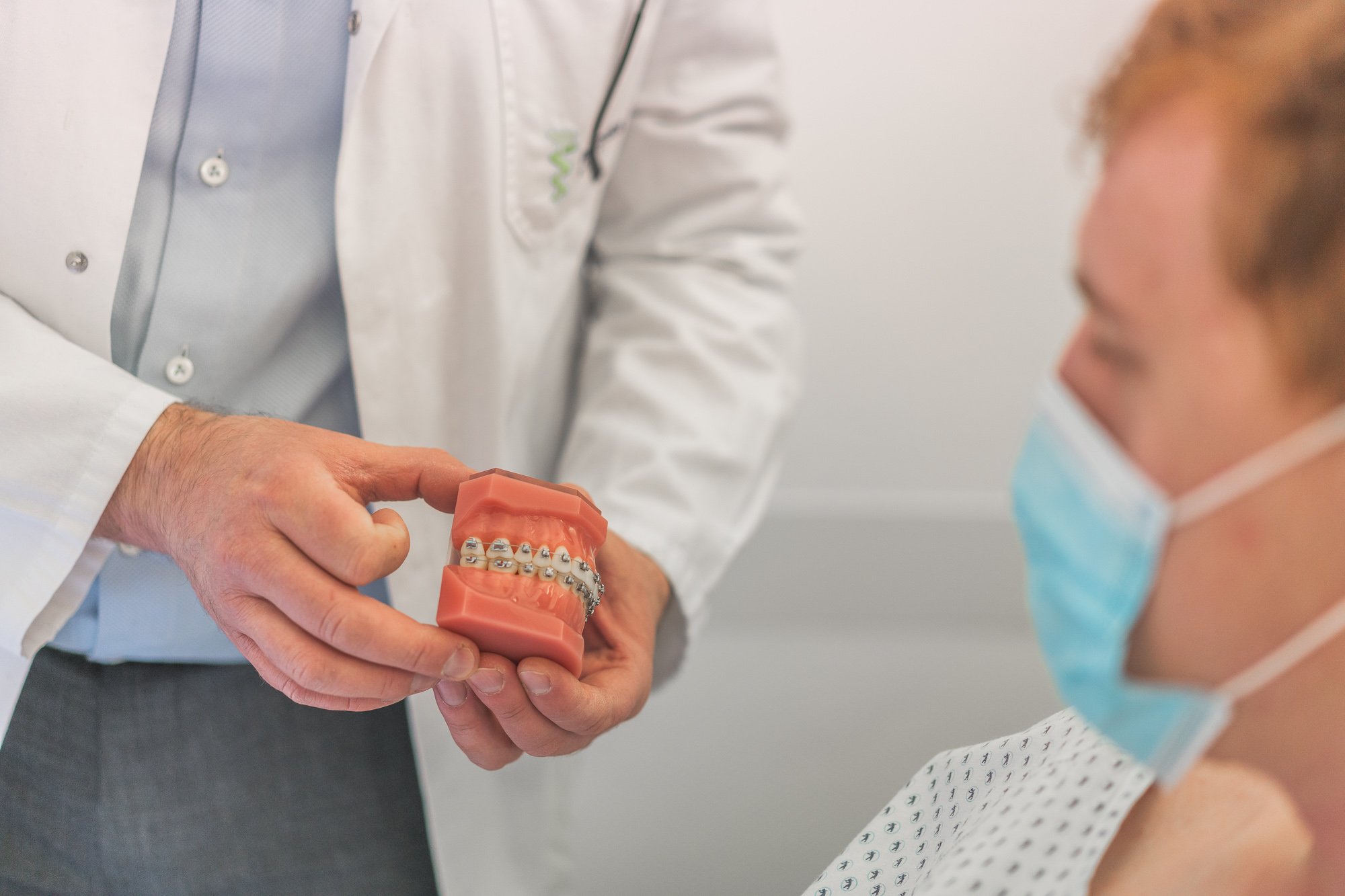 Eine Kieferfehlstellung kann zur Fehlstellung der Zähne führen