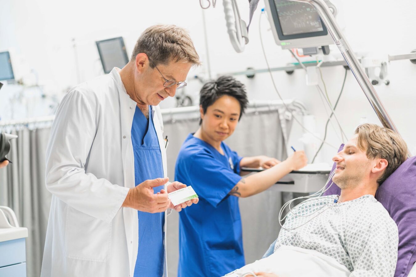 Anspruchsvolle Pflege im Krankenhaus. Als Pflegefachkraft arbeitest du Hand und Hand mit dem Ärzteteam.